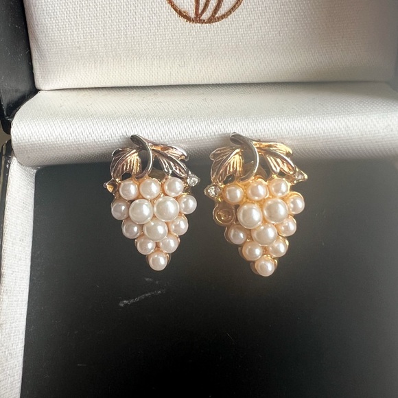 Vintage Grape Gold Tone Demi Parure Set Post Stud Earrings + Brooch - Picture 4 of 8